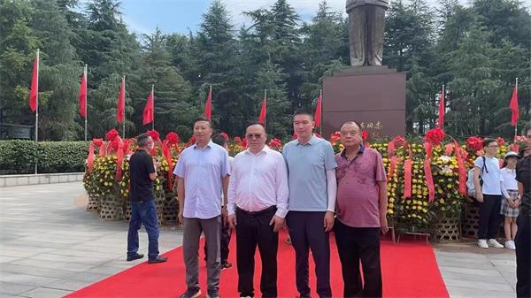 董事長周剛陪同客戶參觀湖南長沙毛主席紀念館。